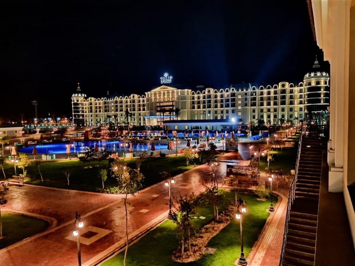 Tolip El Forsan Hotel Ismailia Exterior foto The resort at night