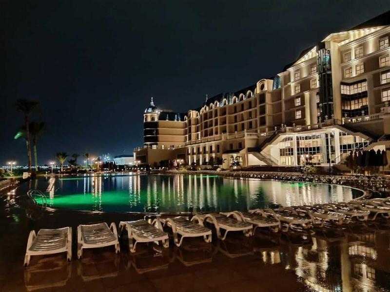Tolip El Forsan Hotel Ismailia Exterior foto The hotel at night
