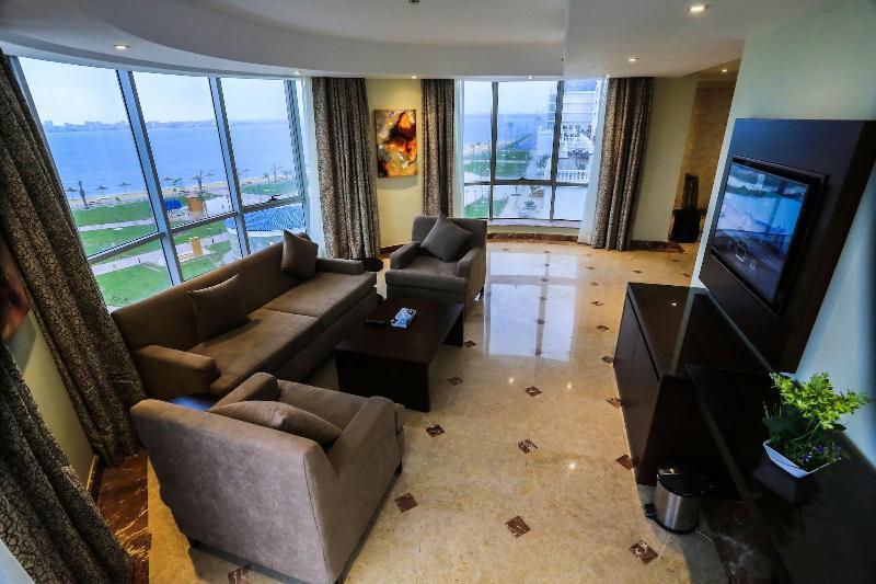 Tolip El Forsan Hotel Ismailia Exterior foto A living room in a suite at the hotel