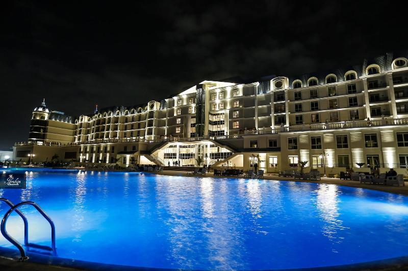 Tolip El Forsan Hotel Ismailia Exterior foto The hotel at night