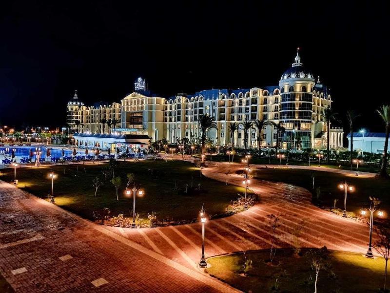 Tolip El Forsan Hotel Ismailia Exterior foto The Atlantis Resort at night